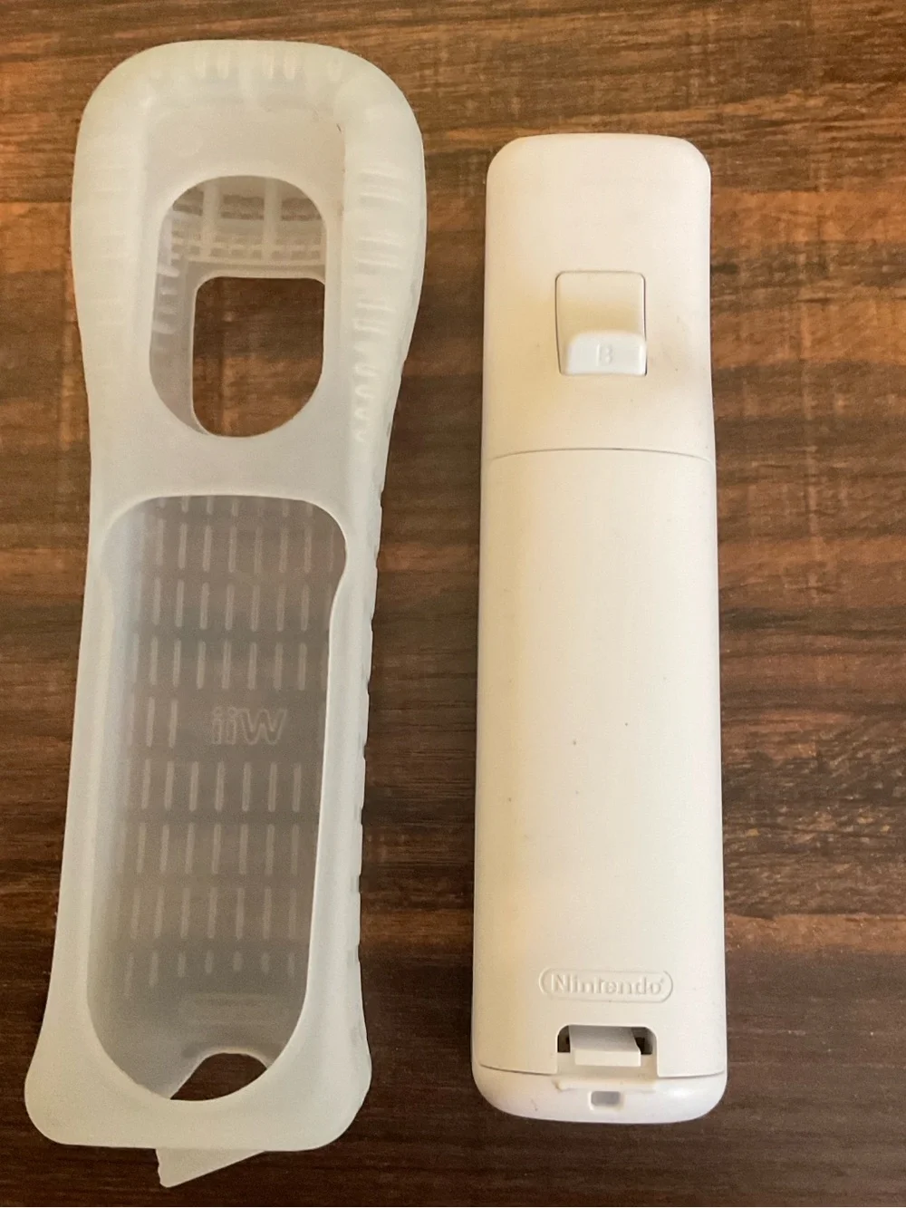 Nintendo Wii White Remote Controller & Silicone Cover great condition
